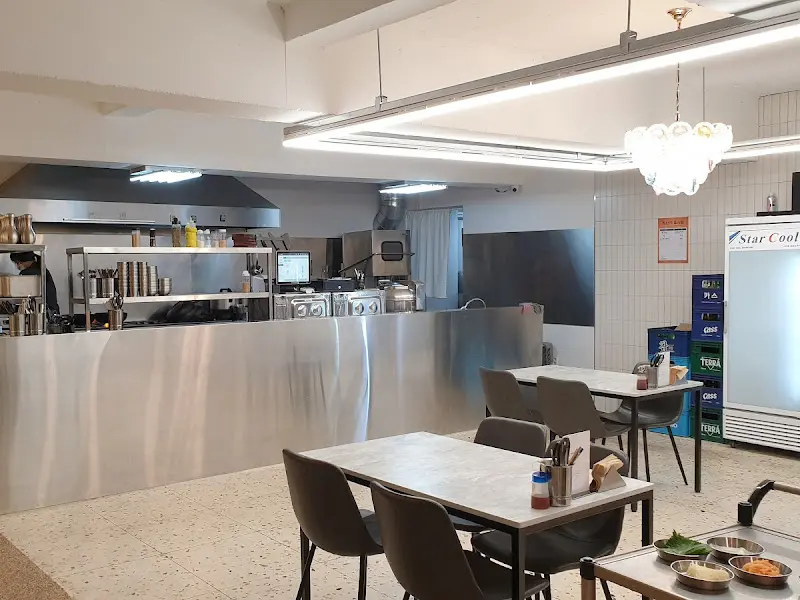 깔끔하고 모던한 내부 인테리어