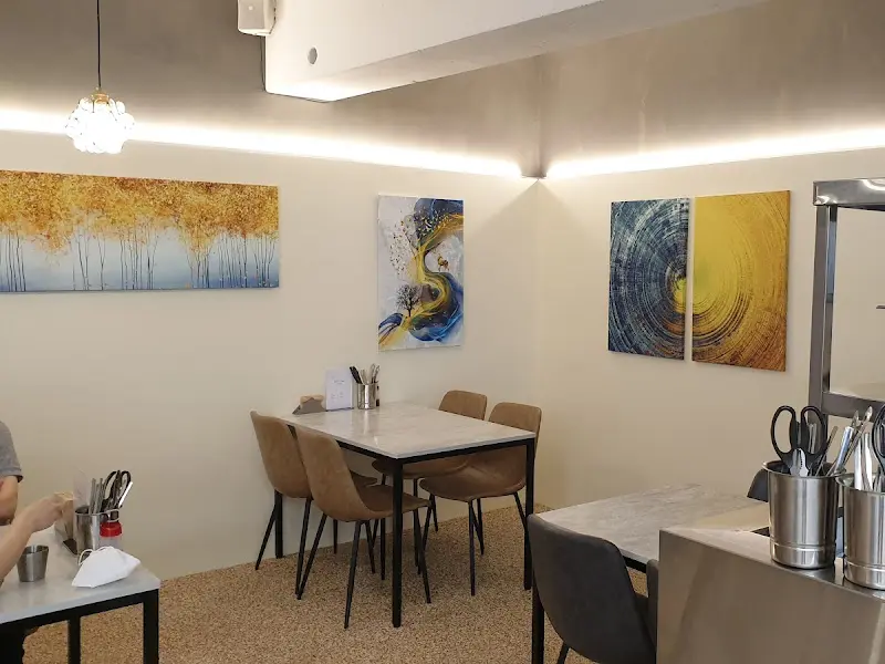 갤러리 같은 분위기의 홀 내부