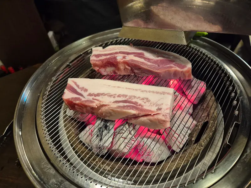 숯불 위 삼겹살