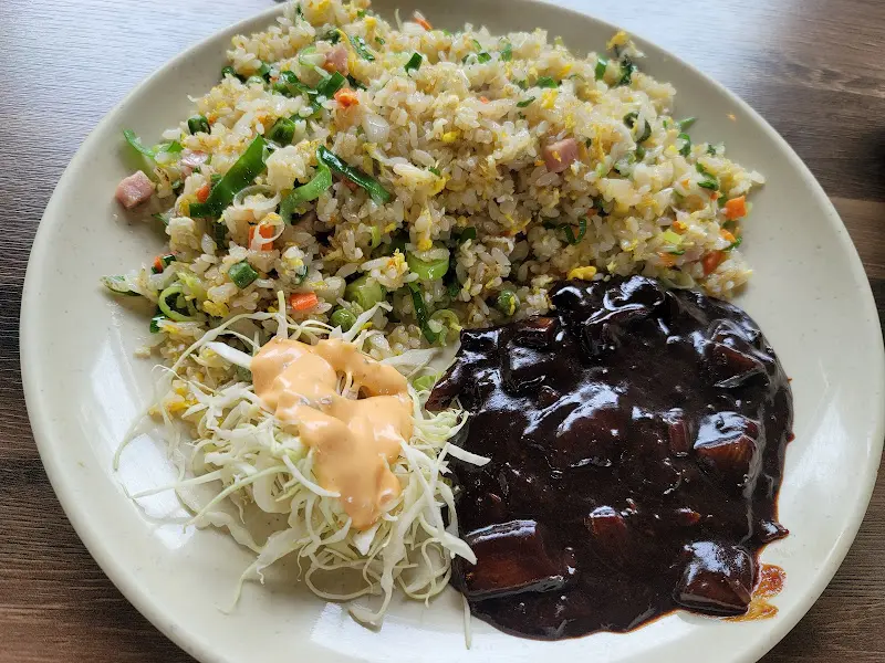 윤기가 흐르는 볶음밥