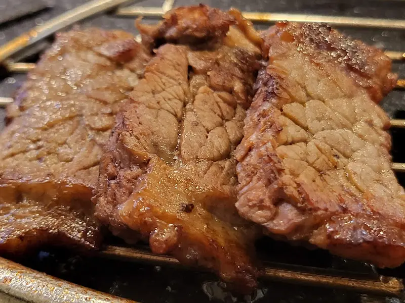 숯불 위에서 맛있게 익어가는 소고기