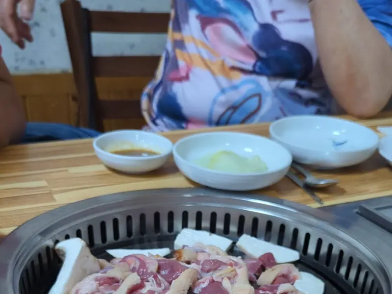 숯불에 구워지는 오리고기