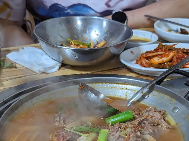 용압탕 국물 퍼담기