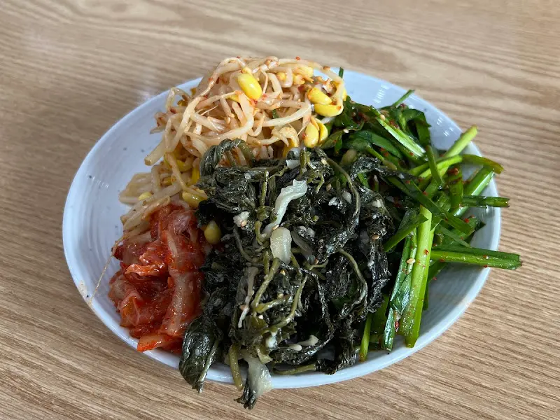 다채로운 반찬들이 먹음직스럽게 담겨있다.