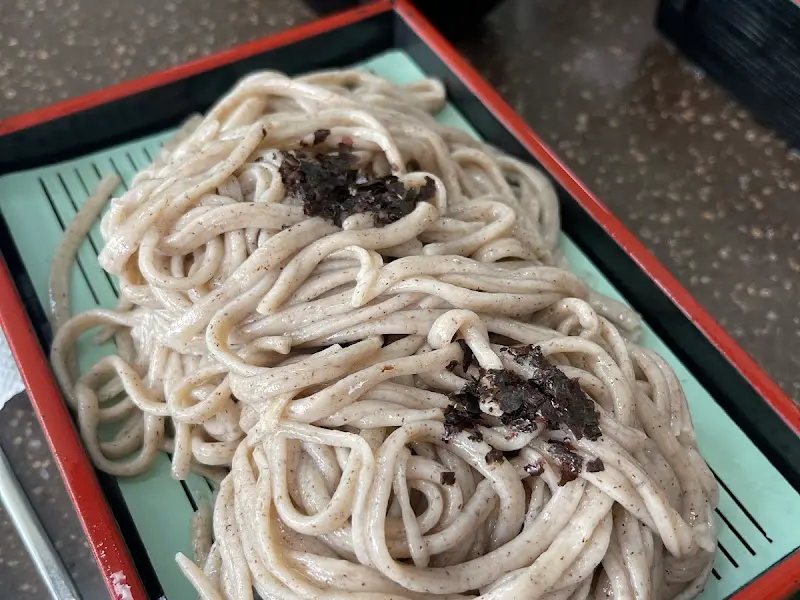 소복하게 쌓인 메밀면