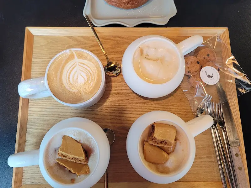 정갈하게 담겨 나온 커피와 쿠키