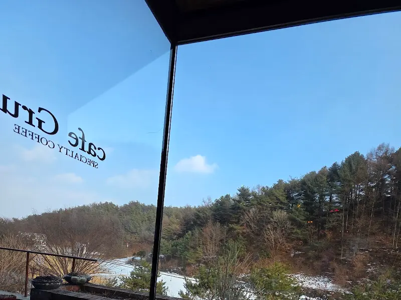 창밖으로 보이는 푸른 풍경