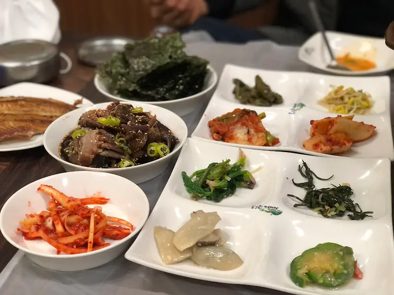 다양한 반찬들이 정갈하게 담겨 나온 모습