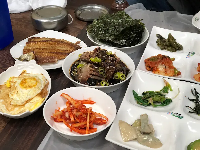 밥과 함께 다양한 반찬들이 놓여있는 테이블