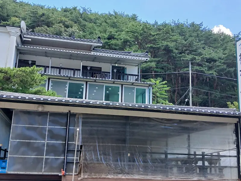 정갈한 외관의 칠갑산골 식당 전경
