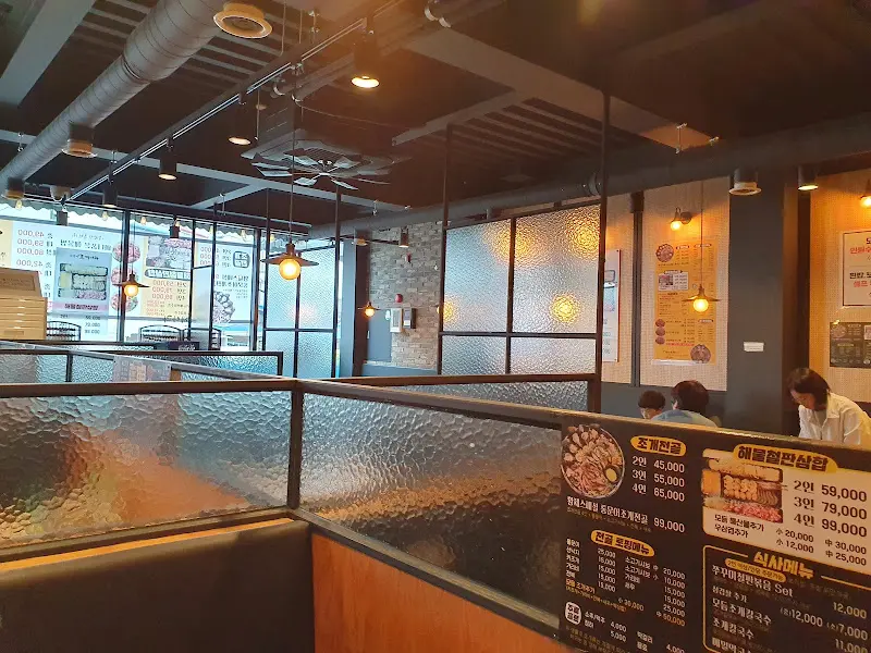 넓고 쾌적한 식당 내부