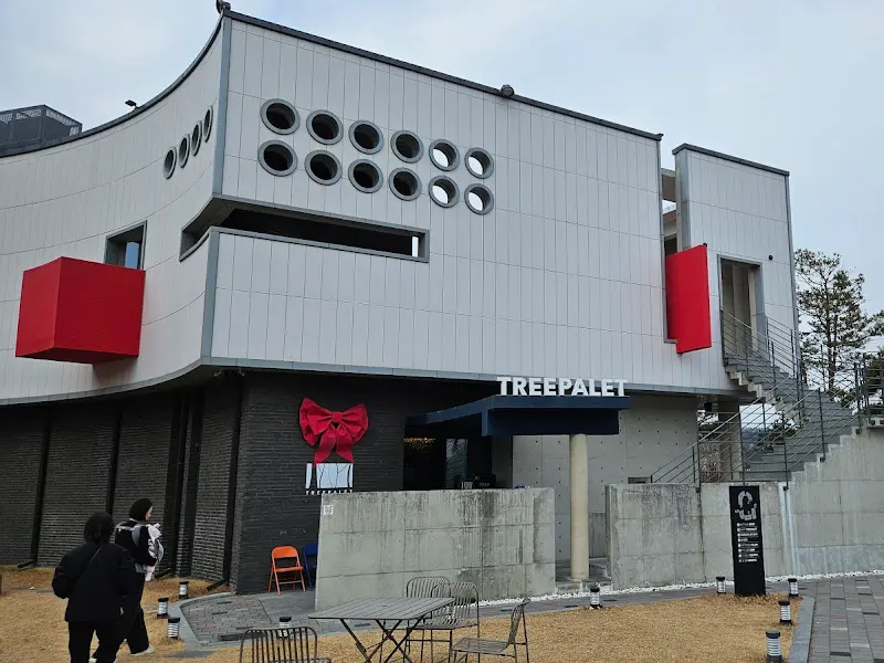 카페 TREEPALET의 독특한 외관
