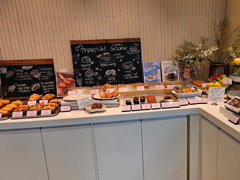 다양한 종류의 빵과 디저트들