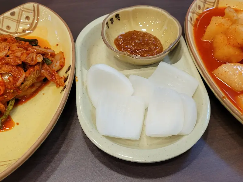 기본 반찬으로 제공되는 깍두기, 김치, 양파