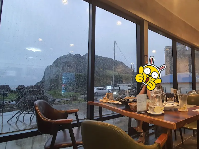 창밖으로 보이는 성산일출봉