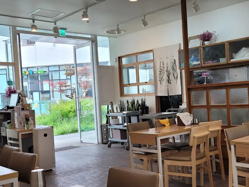 깔끔하고 밝은 분위기의 양양감자칼국수 내부