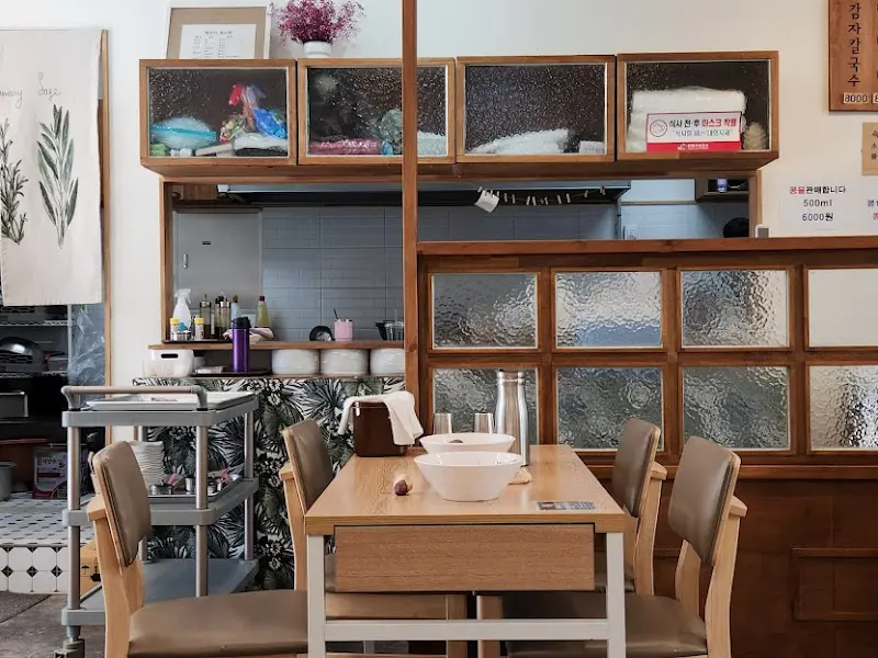 정갈하게 놓여진 테이블