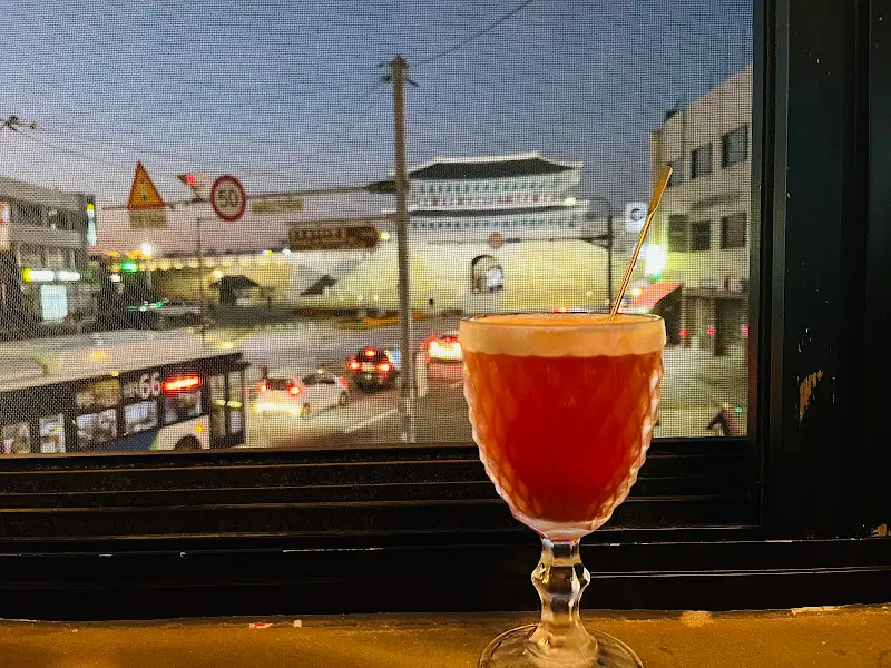 창밖으로 화성행궁이 보이는 팔달맥주 2층 창가 테이블