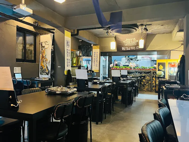 팔달맥주 2층 내부 모습