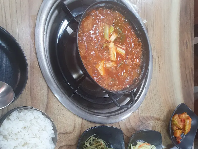 보글보글 끓는 김치찌개