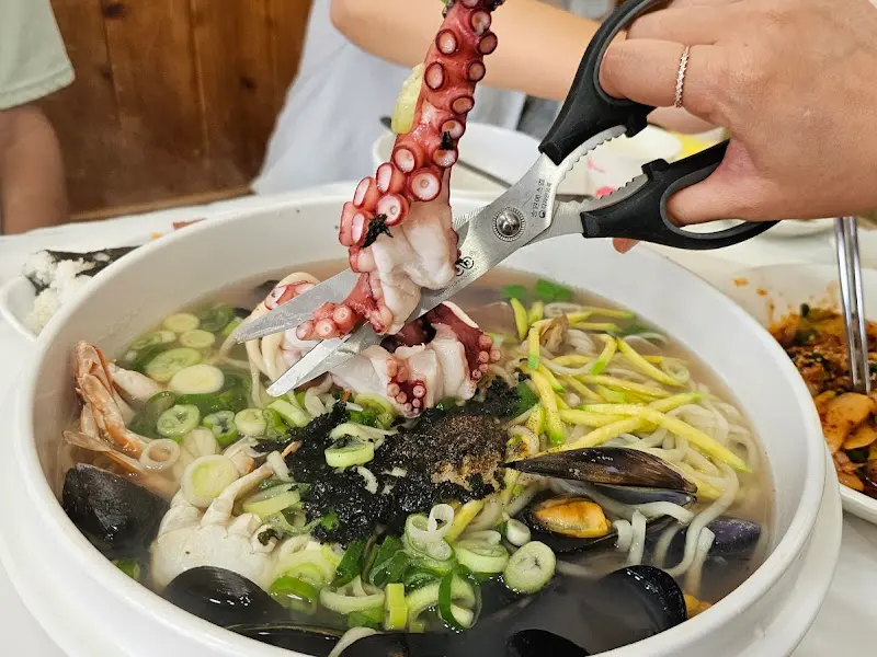 해물칼국수에 문어를 손질하는 모습