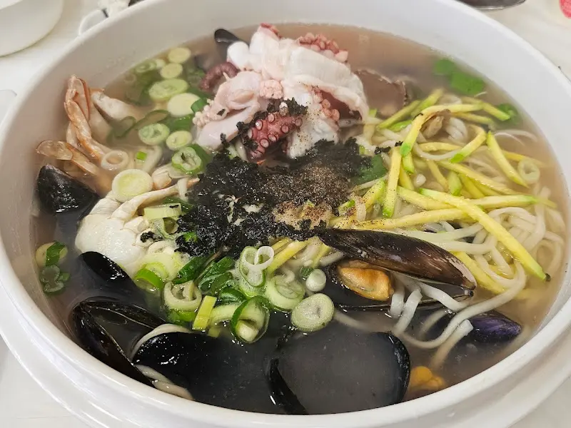 문어해물칼국수의 푸짐한 모습