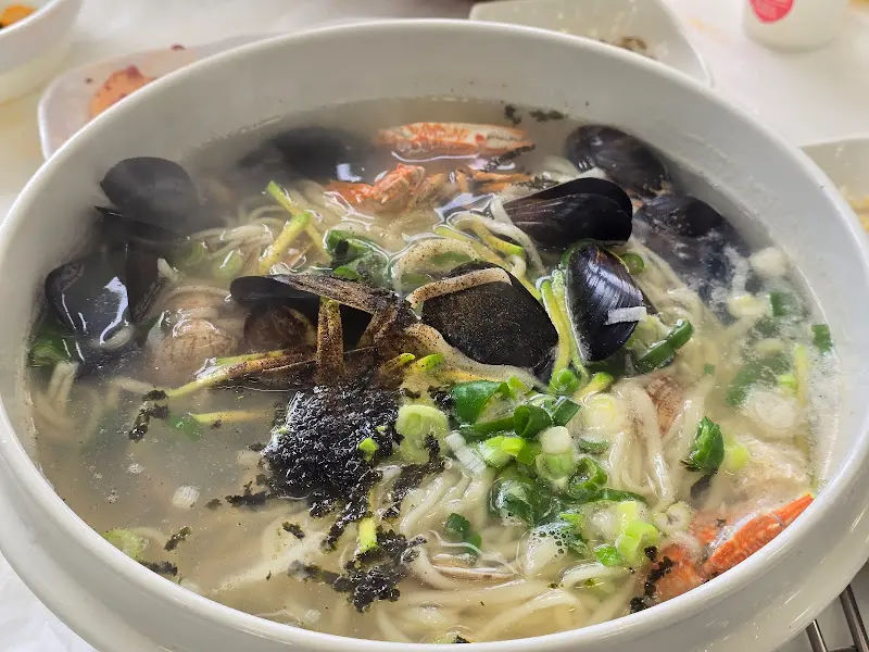 해산물이 가득한 칼국수