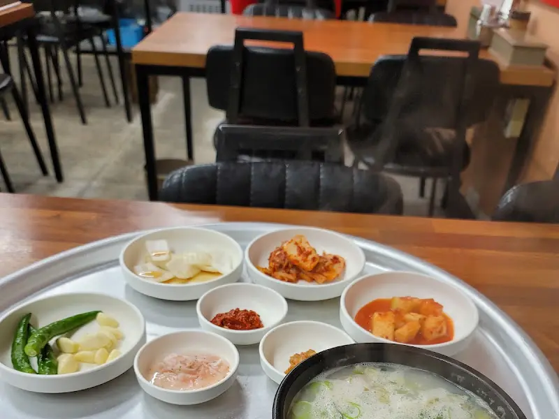 깔끔하게 정돈된 식당 내부