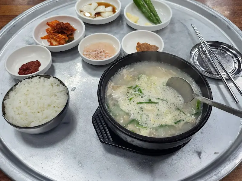 돼지국밥 한 상 차림