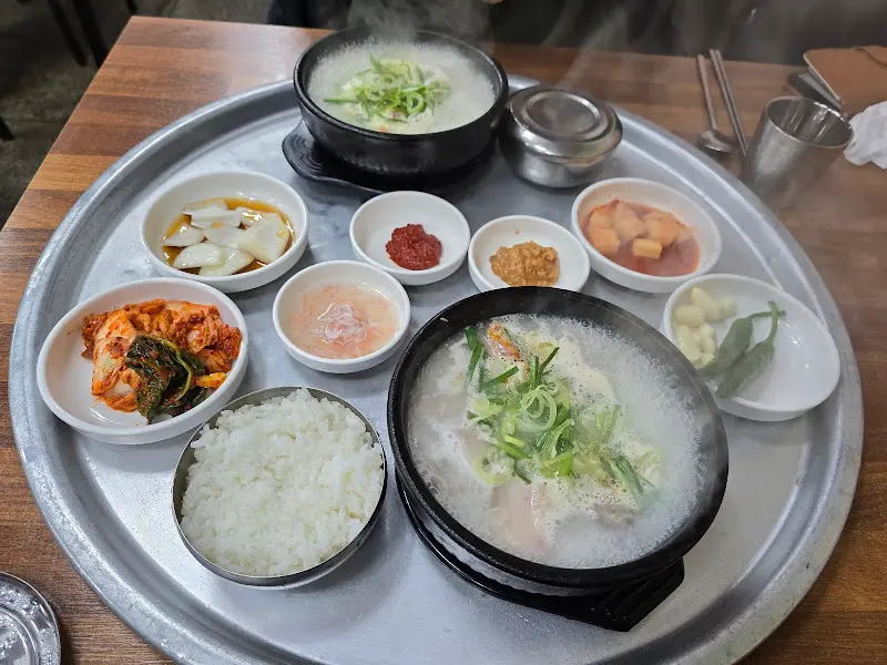 푸짐한 돼지국밥 한 상