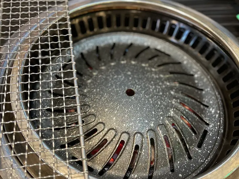 테이블 중앙에 놓인 숯불