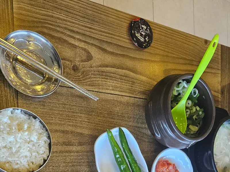 테이블에 놓인 밥, 김치, 고추