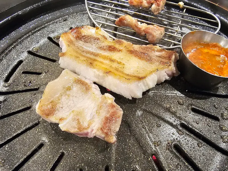 노릇하게 구워진 삼겹살