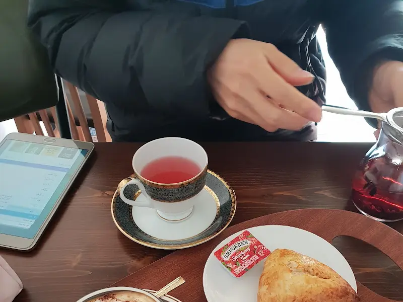 테이블 위에 놓인 밀크티와 스콘