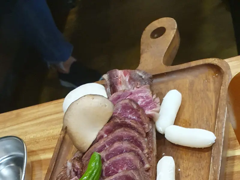 나무 도마 위에 놓인 우대갈비