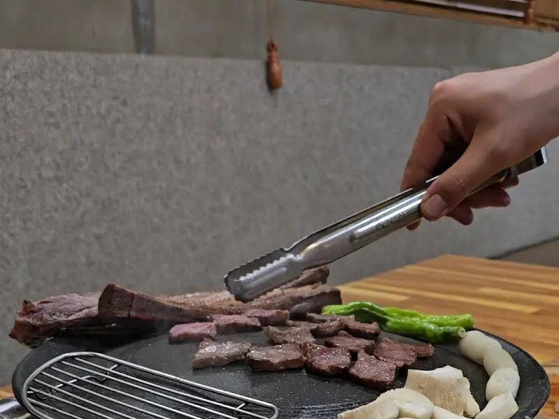 직원이 우대갈비를 굽는 모습