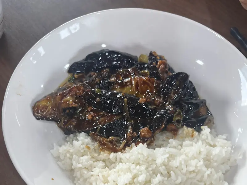 윤기가 흐르는 어향가지 덮밥