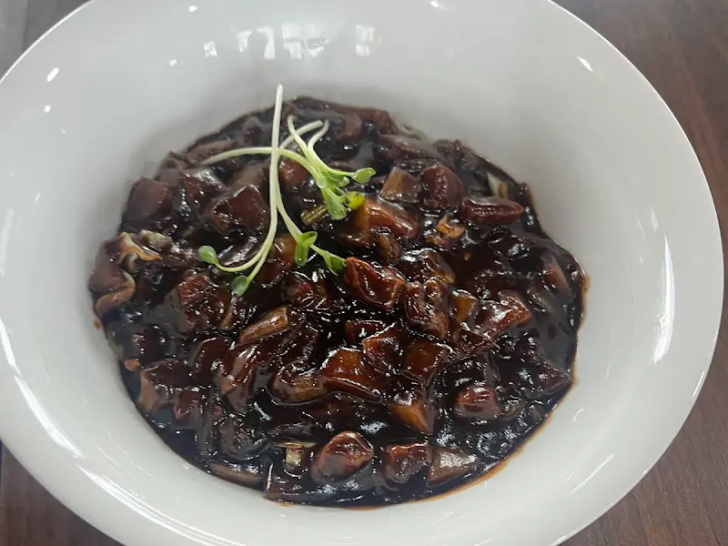 윤기가 자르르 흐르는 짜장면