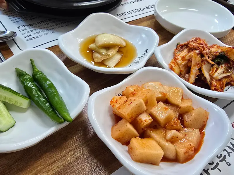 정갈하게 담긴 밑반찬