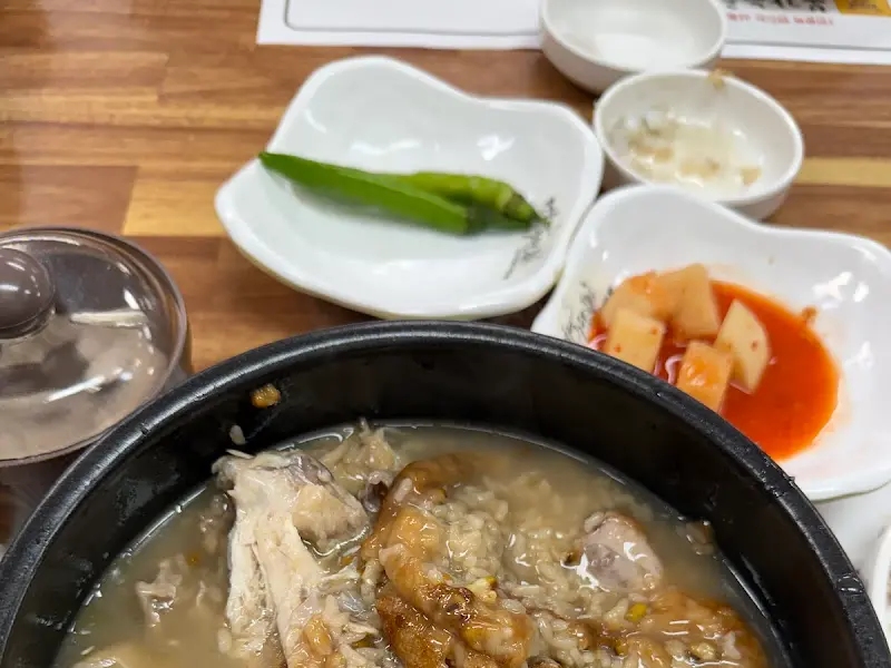 곁들임 반찬과 삼계탕