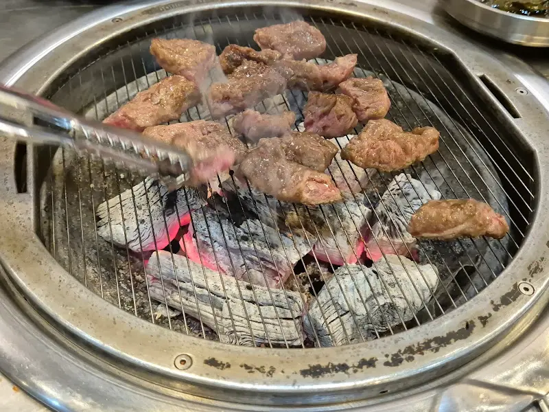 숯불 위에서 익어가는 소갈비살