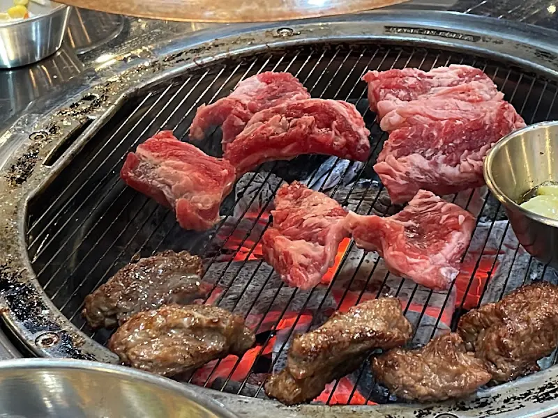 맛있게 구워진 소갈비살
