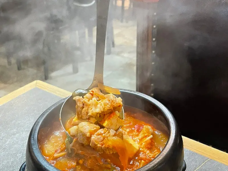뚝배기 안에서 보글보글 끓고 있는 한우육수 청국장찌개, 깊은 맛이 느껴진다.
