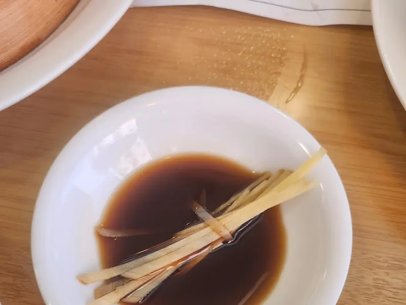 간장 소스에 생강채가 담겨 있는 모습