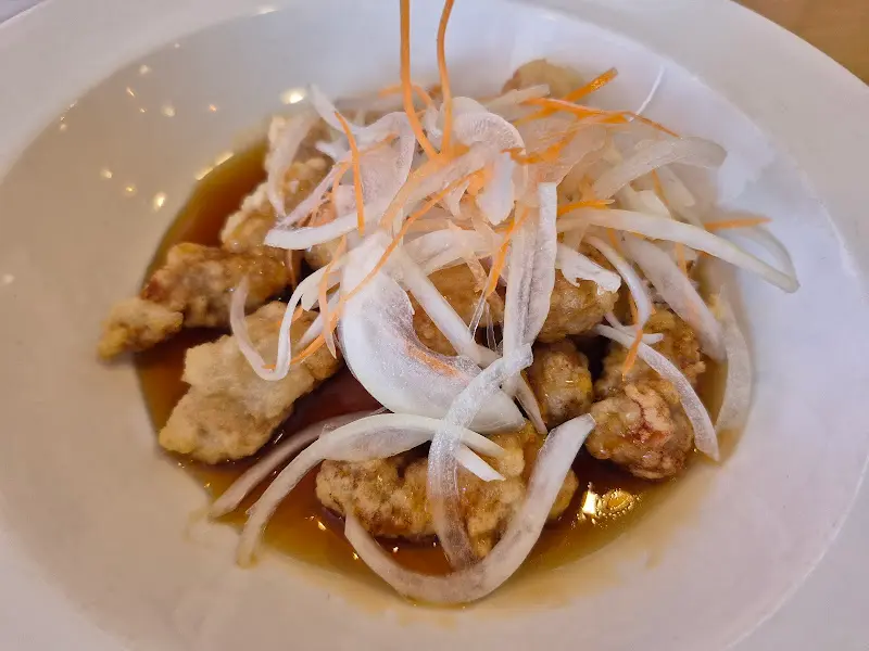 탕수육 위에 양파채가 올려진 모습