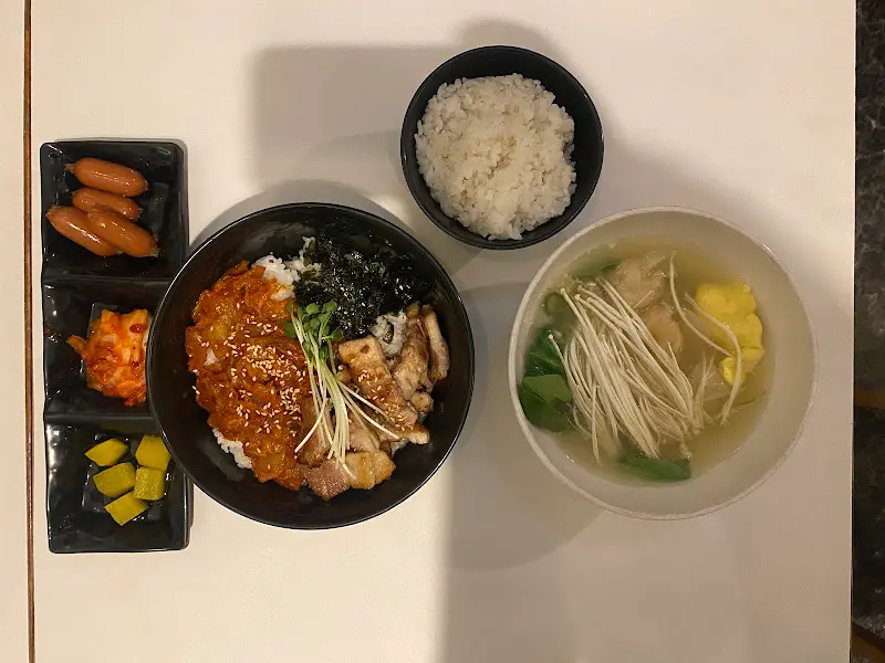 김치삼겹살덮밥과 통새우완탕 한 상 차림