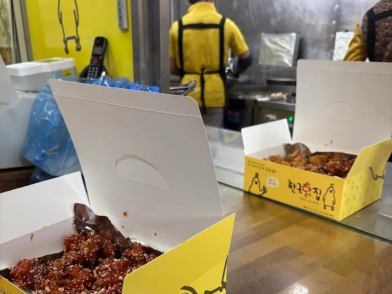 손님을 기다리는 닭강정 박스들