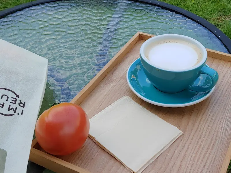 드립 커피와 토마토