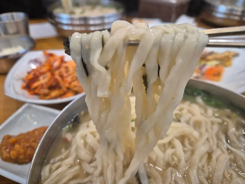 윤기가 좔좔 흐르는 칼국수 면발