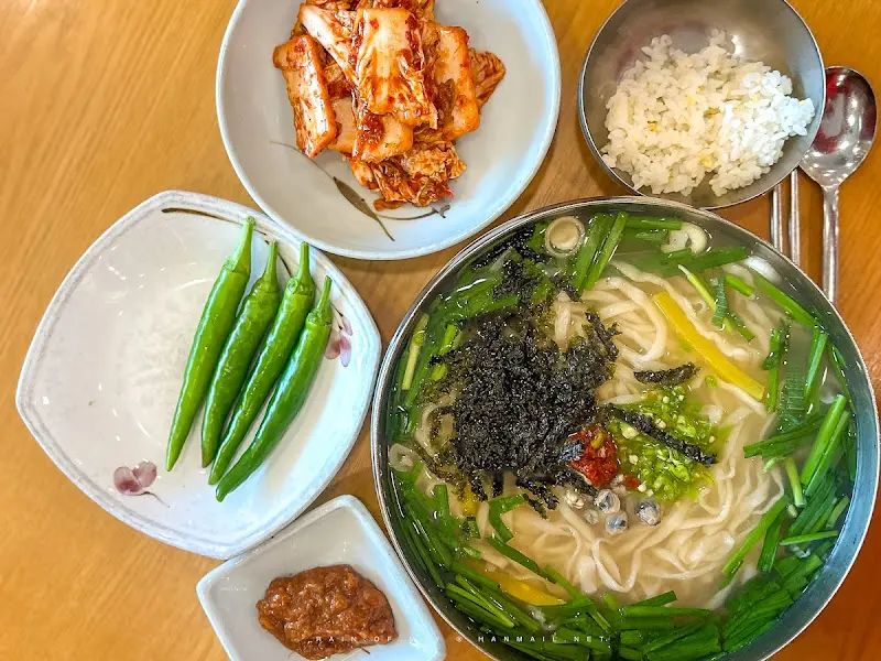 재첩칼국수와 겉절이 김치의 환상적인 조합